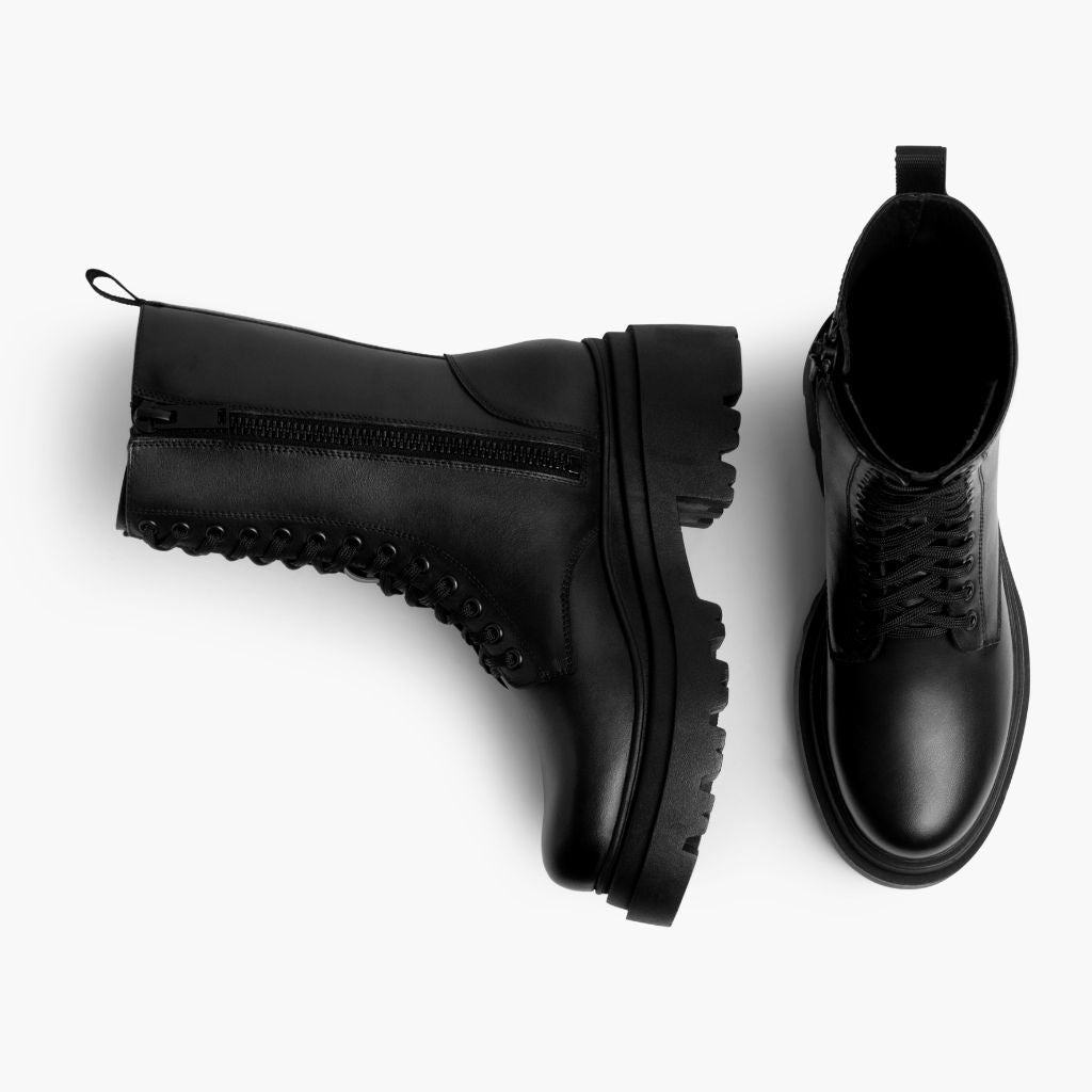 High-Traction Rubber Outsole & Lug Tread Pattern on Fatale 블랙 가죽 부츠 여성용