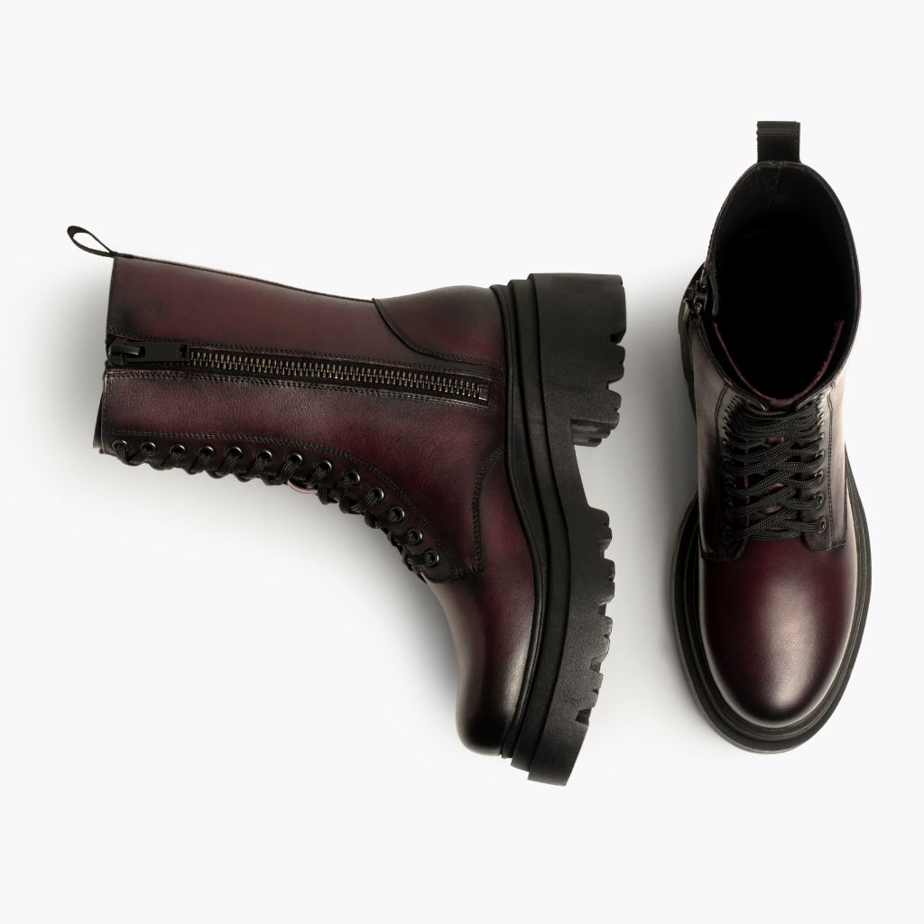 High-Traction Rubber Outsole & Lug Tread Pattern on Fatale 블랙 Cherry 가죽 부츠 여성용