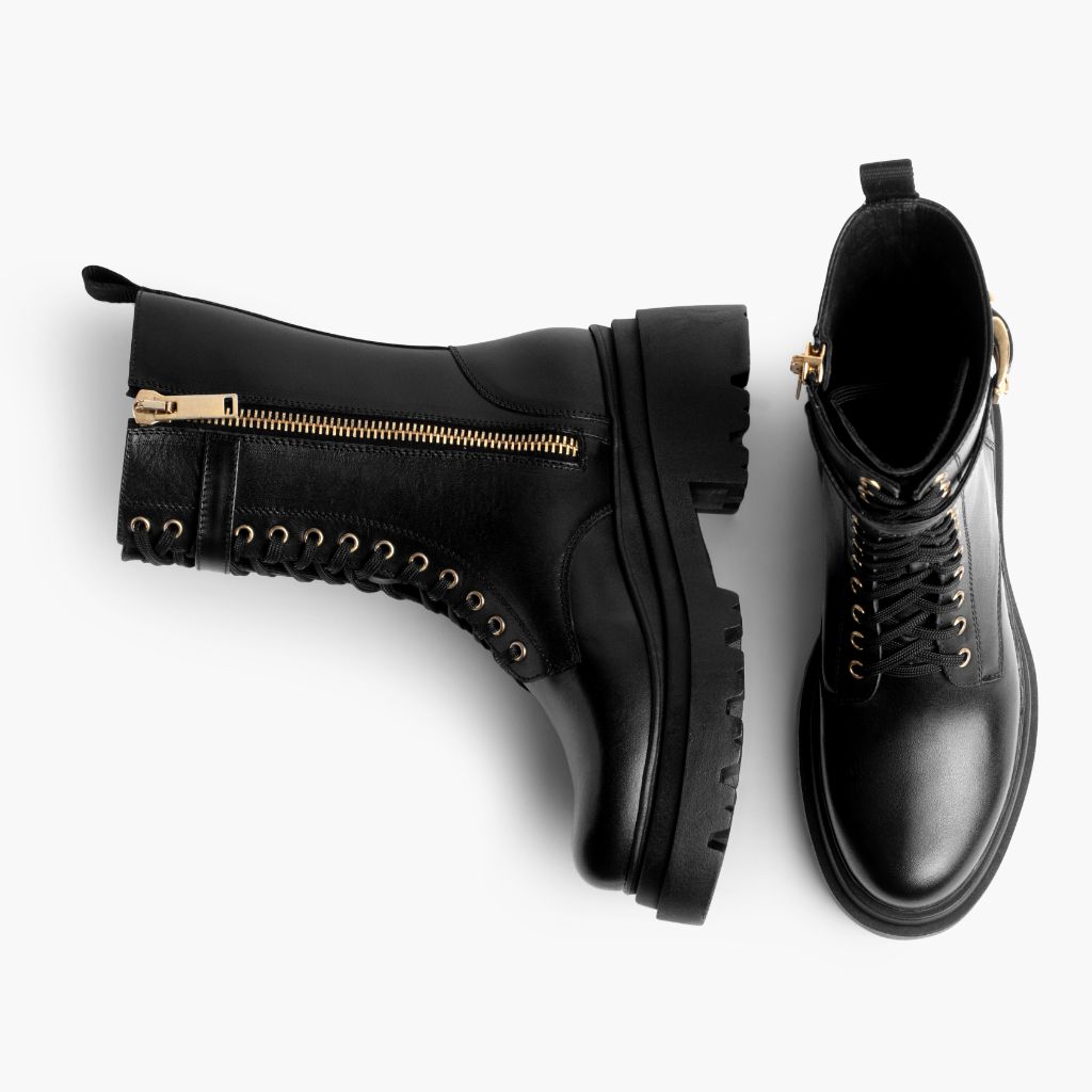 High-Traction Rubber Outsole & Lug Tread Pattern on Fatale 블랙 & Gold 가죽 부츠 여성용