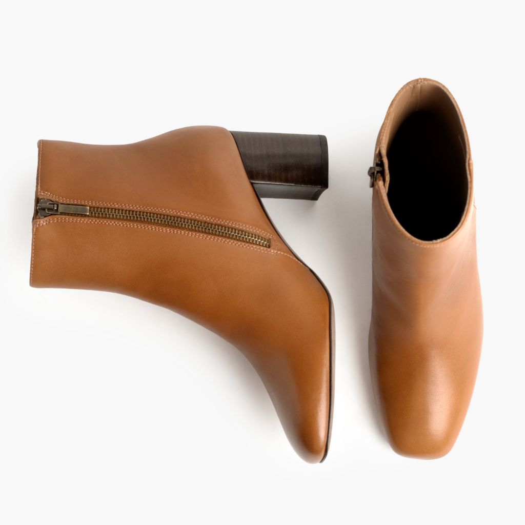 High-Traction Rubber Outsole & Lug Tread Pattern on High Standard Toffee 가죽 부츠 여성용