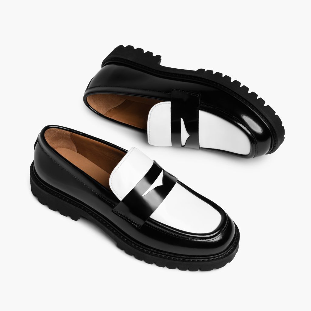 High-Traction Rubber Outsole & Lug Tread Pattern on Penny 블랙 & White 가죽 로퍼 여성용