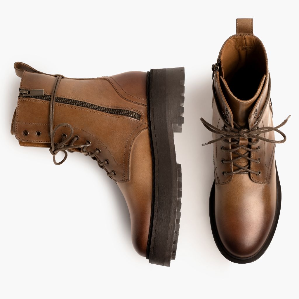 High-Traction Rubber Outsole & Lug Tread Pattern on Quest Natural 가죽 부츠 여성용