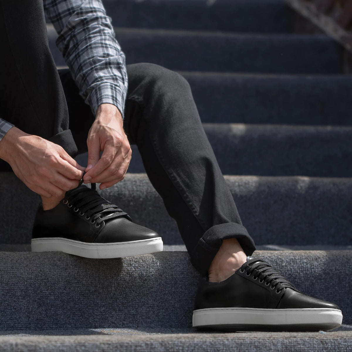 High-Traction Rubber Outsole & Lug Tread Pattern on Murphy Low Top 블랙 가죽 스니커즈 남성용