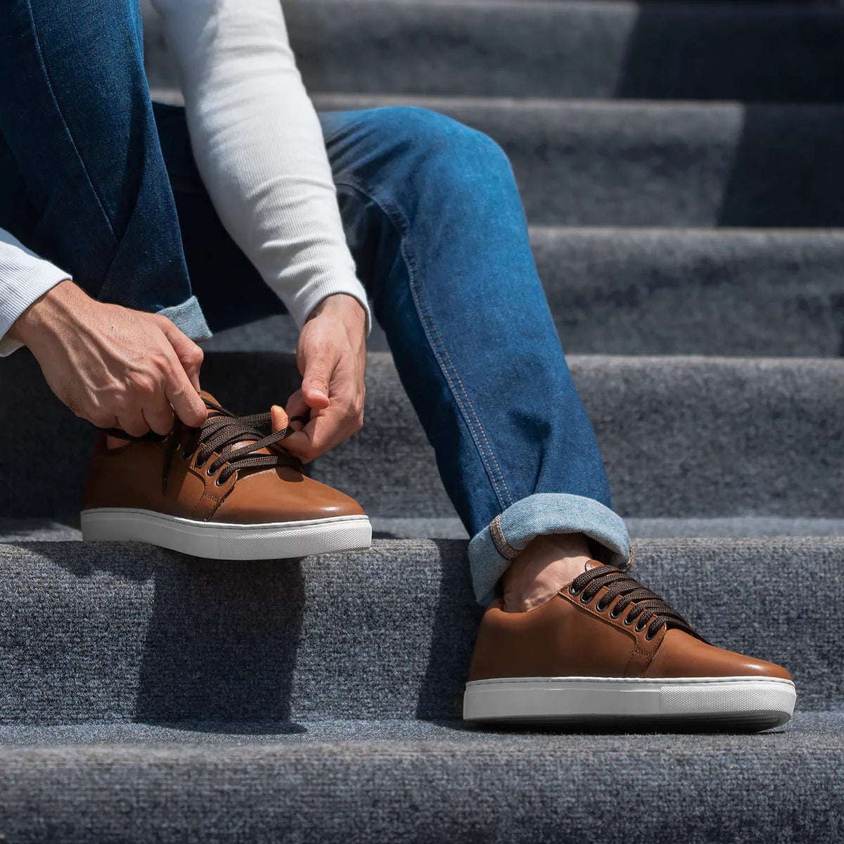 High-Traction Rubber Outsole & Lug Tread Pattern on Murphy Low Top 탄 가죽 스니커즈 남성용