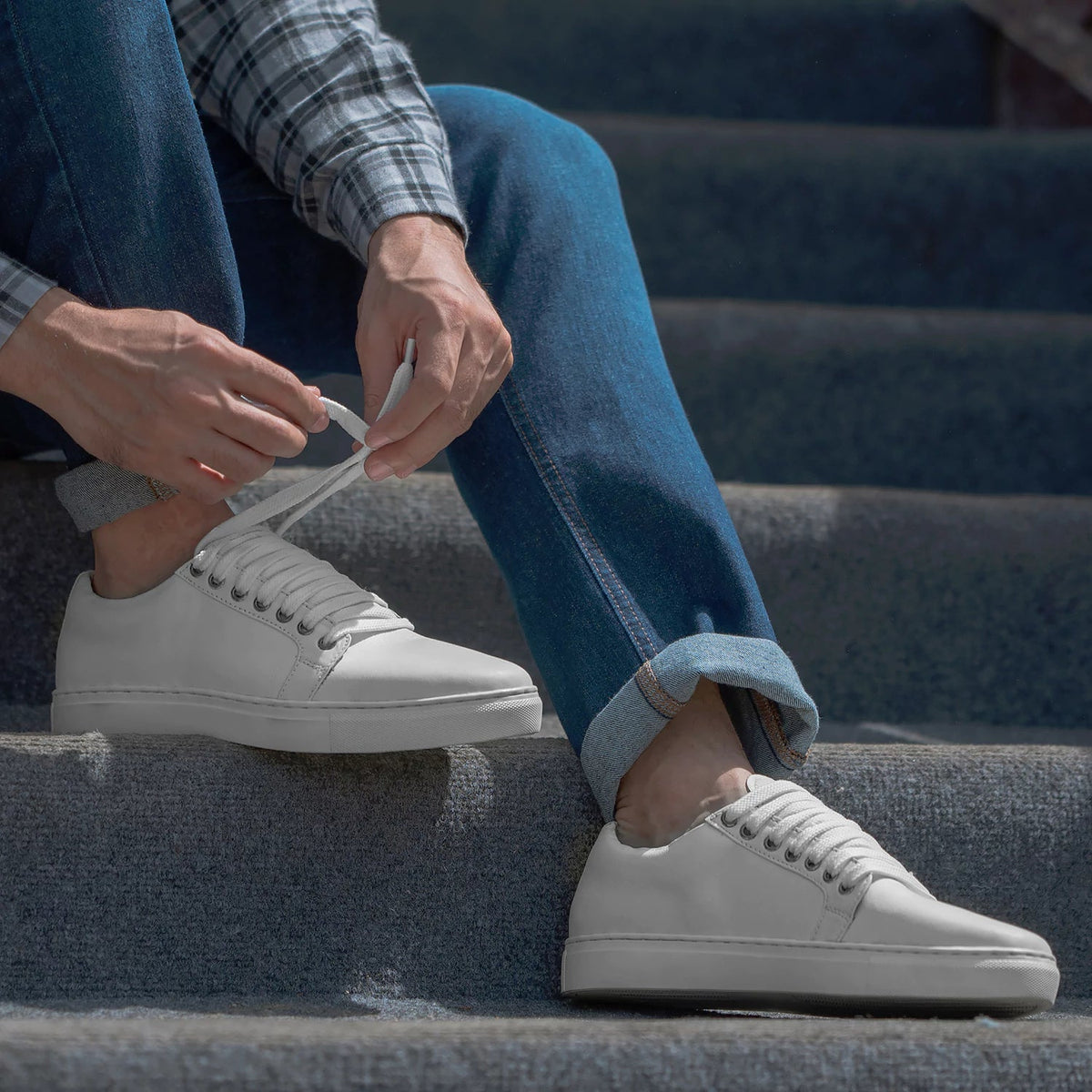 High-Traction Rubber Outsole & Lug Tread Pattern on Murphy Low Top White 가죽 스니커즈 남성용