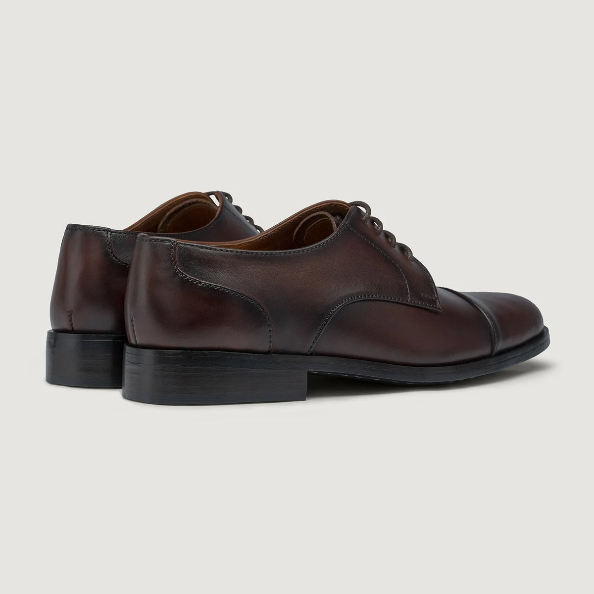 Attorney Derby Burnished 브라운 가죽 구두 남성용 For Men - 보강된 힐 카운터 및 정밀 2열 스티치 디테일