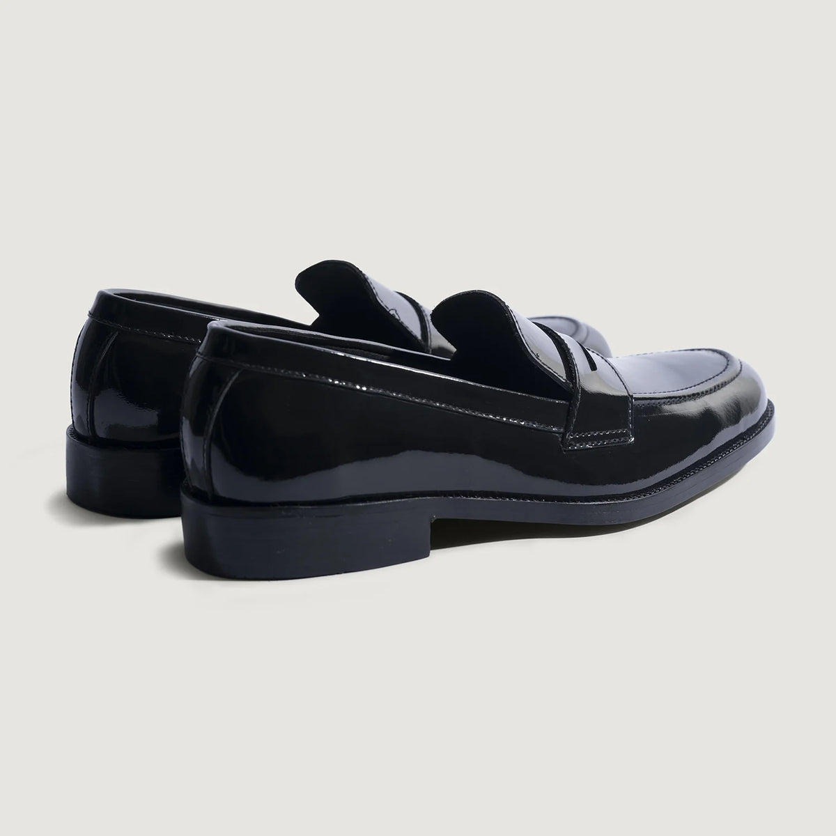 High-Traction Rubber Outsole & Lug Tread Pattern on Baxton 블랙 Patent 가죽 로퍼 남성용 For Men