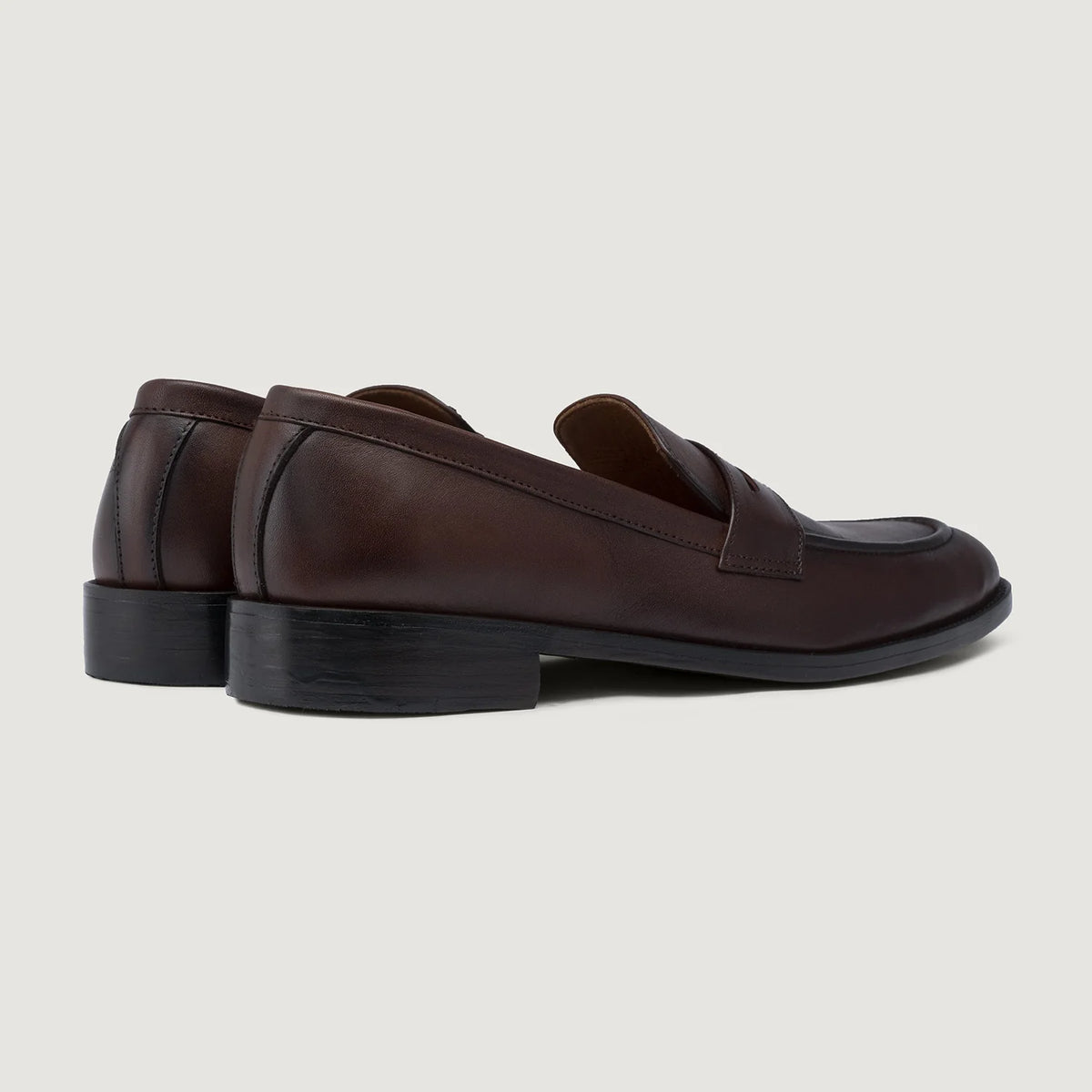 High-Traction Rubber Outsole & Lug Tread Pattern on Baxton Burnished 브라운 가죽 로퍼 남성용 For Men