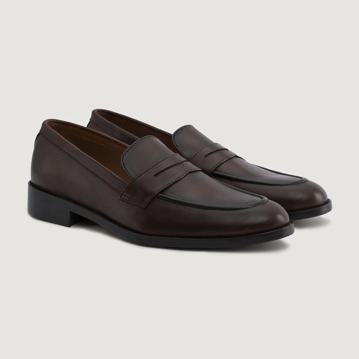 Baxton Burnished 브라운 가죽 로퍼 남성용 For Men in Burnished Brown Full-Grain Leather - 측면 프로필 뷰 | 공식 온라인 스토어 구매