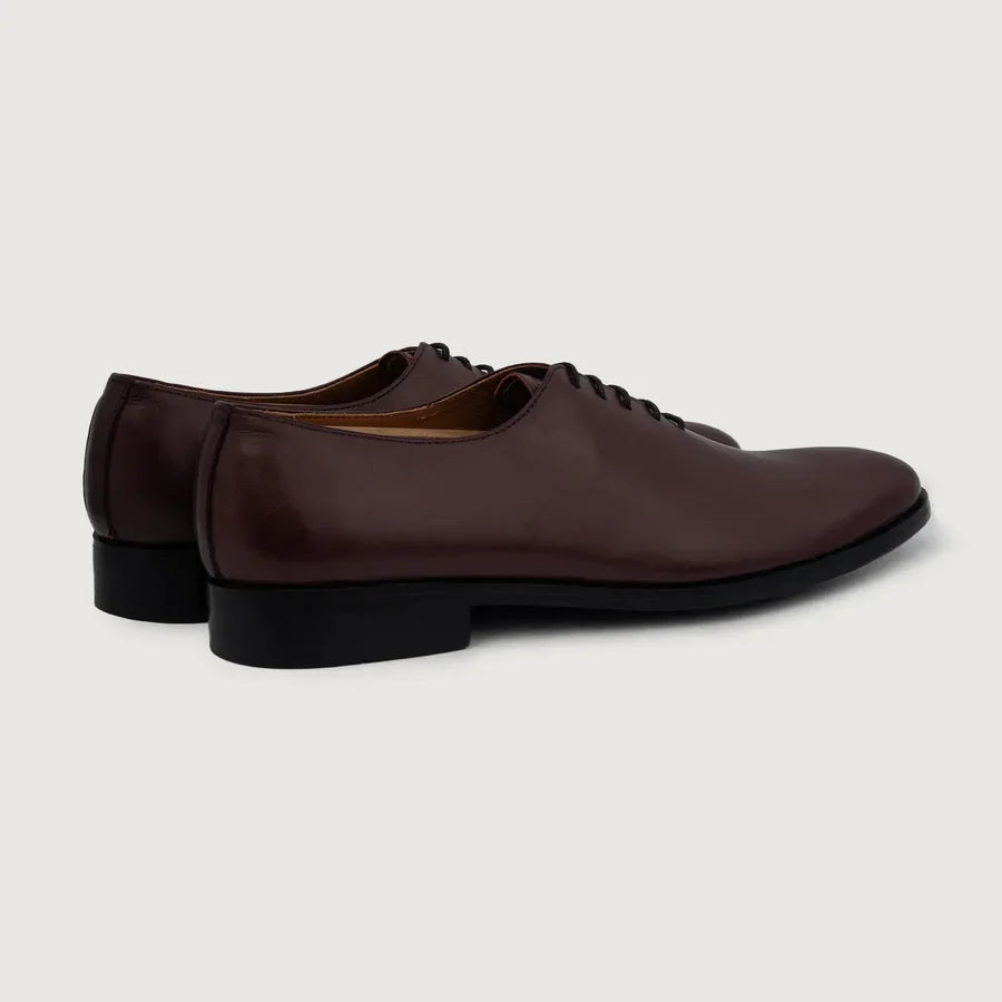 클로즈업 상세 of Classic Collar & Heavy-Duty Zipper Hardware on Director Wholecut 마룬 가죽 구두 남성용 For Men
