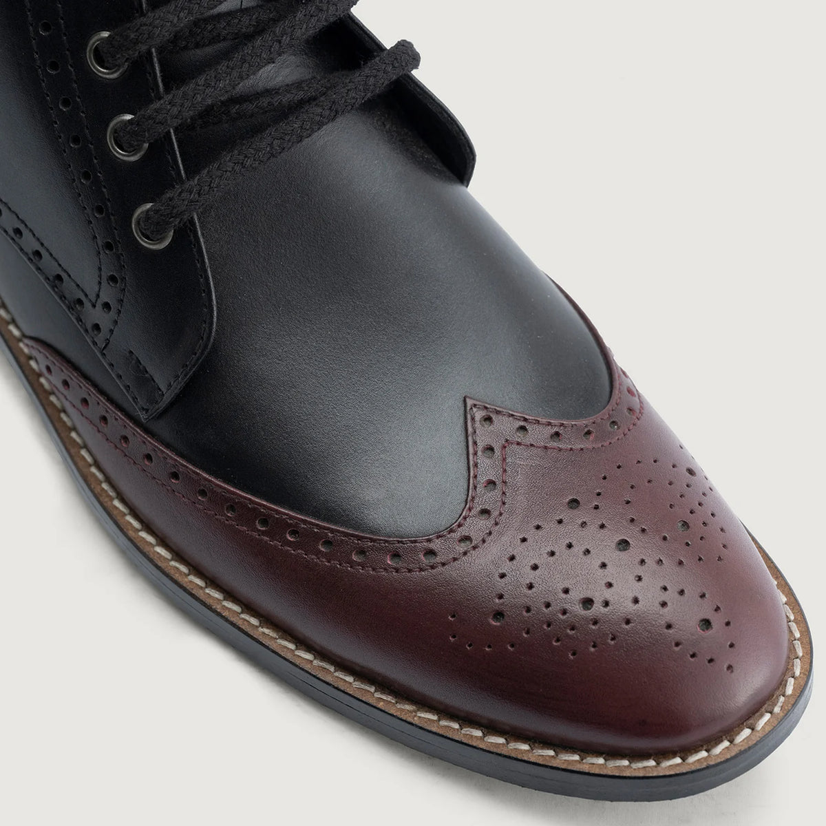 클로즈업 상세 of Classic Collar & Heavy-Duty Zipper Hardware on Duster Brogues Derby Maroon Black Leather Boots StudGuard For Men
