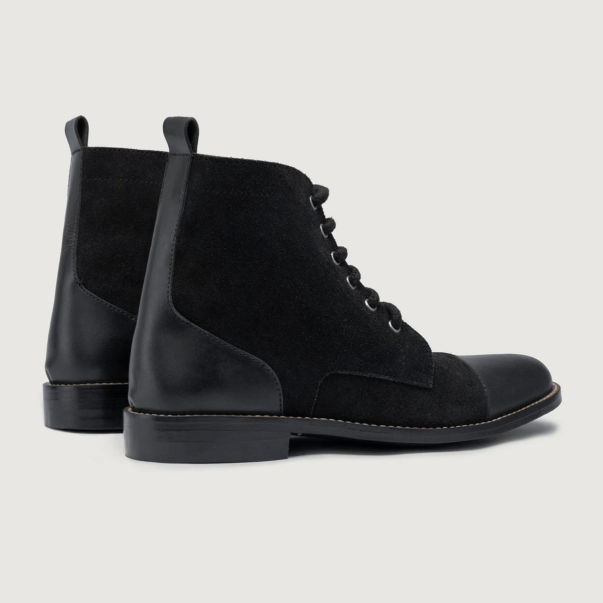 High-Traction Rubber Outsole & Lug Tread Pattern on Knight Derby Hybrid 블랙 가죽 부츠 - StudGuard 남성용