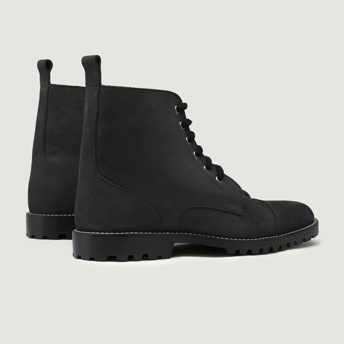 High-Traction Rubber Outsole & Lug Tread Pattern on Knight Derby 블랙 Matte Nubuck 가죽 부츠 - TerraGrip 남성용