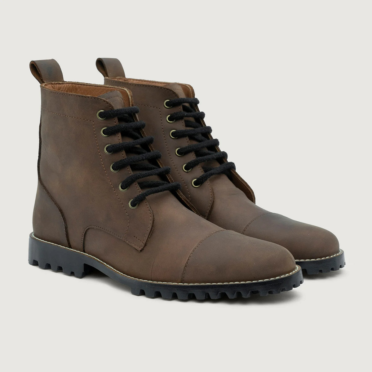 Knight Derby Waxed Brown Pullup Leather Boots TerraGrip For Men in Waxed Brown Full-Grain Leather - 측면 프로필 뷰 | 공식 온라인 스토어 구매