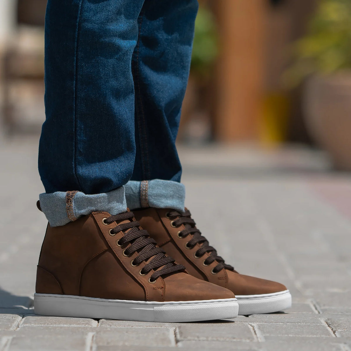 Marty High Top Brown Suede Sneakers For Men in Brown Goatskin Suede - 측면 프로필 뷰 | 공식 온라인 스토어 구매
