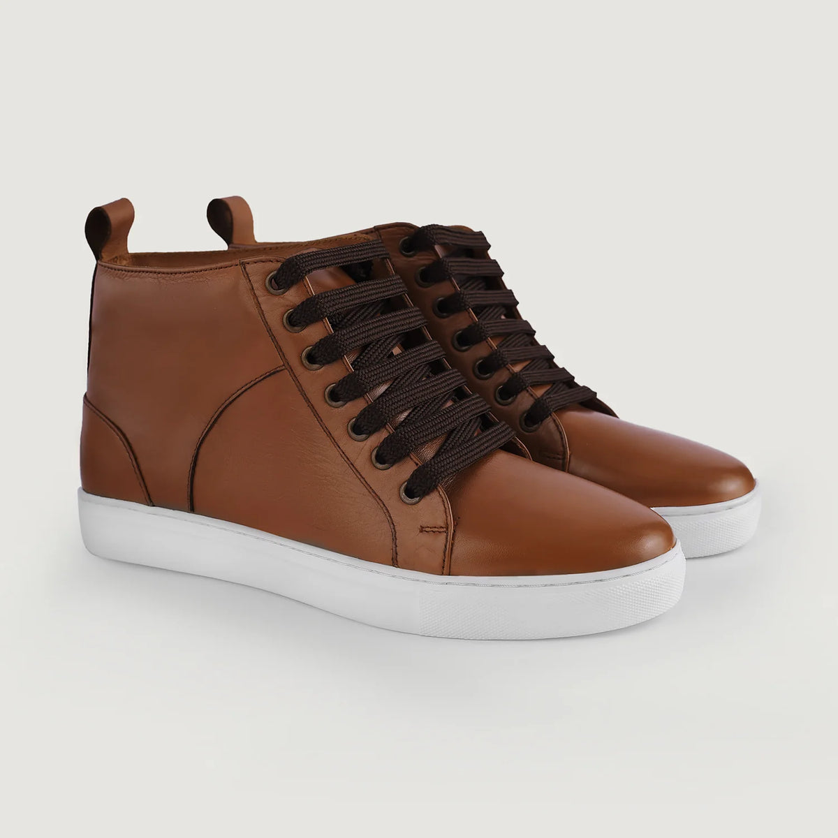 Marty High Top 탄 가죽 스니커즈 남성용 in Tan Full-Grain Leather - 측면 프로필 뷰 | 공식 온라인 스토어 구매