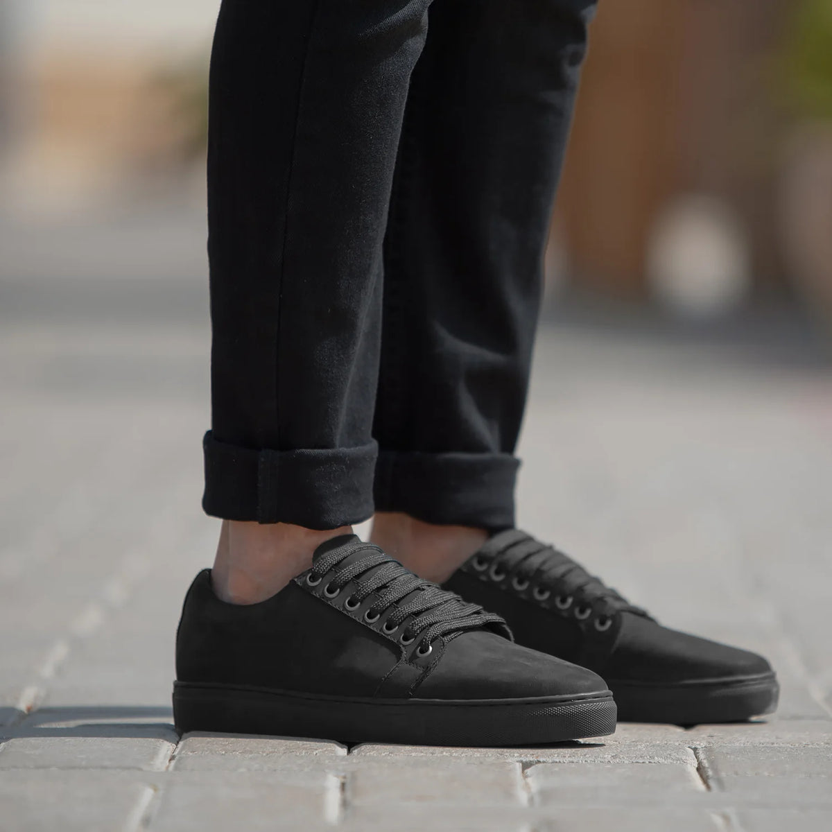 Murphy Low Top 블랙 Nubuck 가죽 스니커즈 남성용 블랙 최고급 천연 소가죽 - 측면 프로필 뷰 | 공식 온라인 스토어 구매