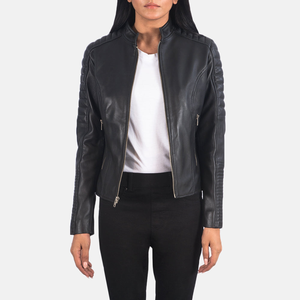 
Adalyn 퀼팅 블랙 가죽 라이더 자켓 여성용 in Black Sheepskin Leather - 정면 스타일 및 테일러드 실루엣 | 공식 온라인 스토어 구매