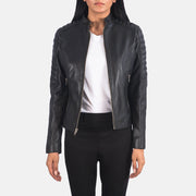 
Adalyn 퀼팅 블랙 가죽 라이더 자켓 여성용 in Black Sheepskin Leather - 정면 스타일 및 테일러드 실루엣 | 공식 온라인 스토어 구매