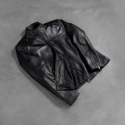 
착용 핏 뷰:  Adornica 블랙 가죽 라이더 자켓 남성용 모델 착용 (자연광 드레이프 핏)