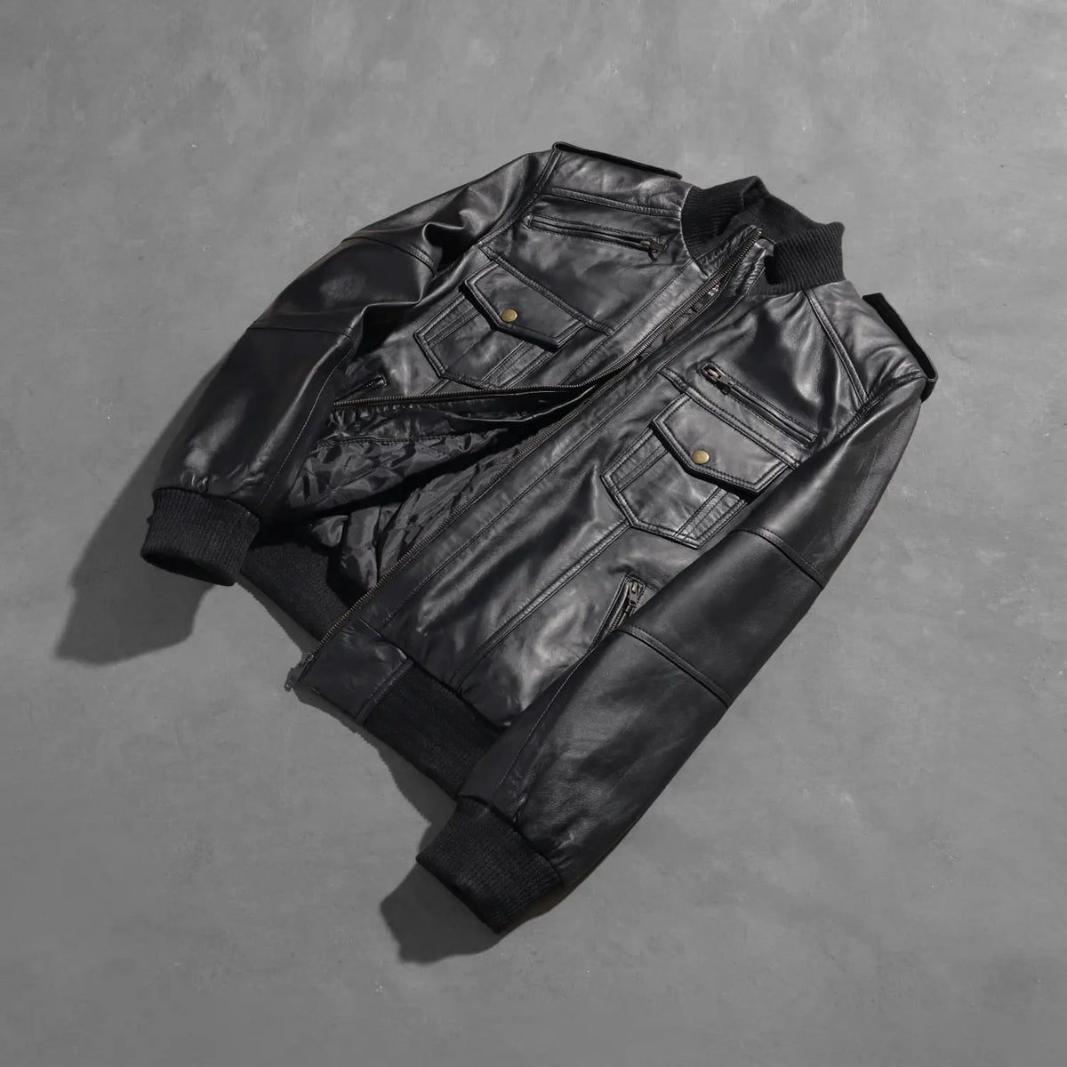 Styled Fit Perspective of Men's Agent Shadow 블랙 가죽 봄버 자켓 남성용 on Model - Natural Daylight Drape