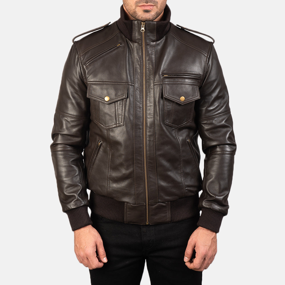 Close-Up Detail of High neck &amp; Zipper Hardware on Men's Agent Shadow 브라운 가죽 봄버 자켓 남성용