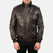 Close-Up Detail of High neck &amp; Zipper Hardware on Men's Agent Shadow 브라운 가죽 봄버 자켓 남성용