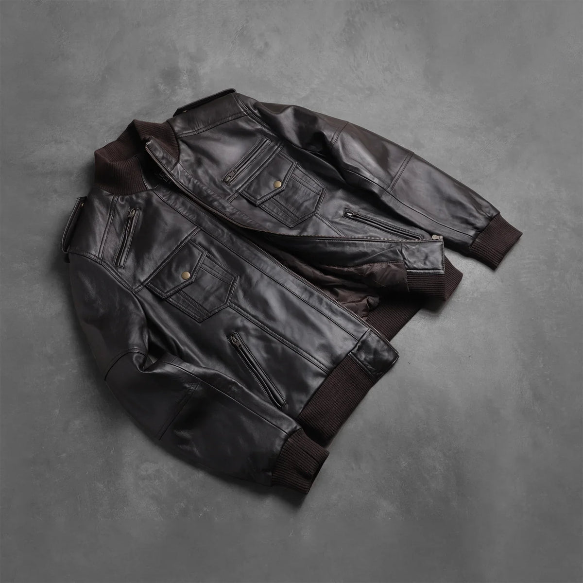 Rib knit &amp; Hem Craftsmanship Construction Detail on Men's Agent Shadow 브라운 가죽 봄버 자켓 남성용