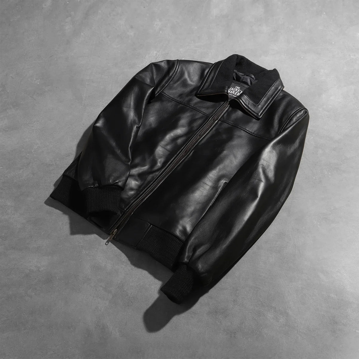 Rib Knit &amp; Hem Craftsmanship Construction Detail on Men's Air Rolf 블랙 가죽 봄버 자켓 남성용