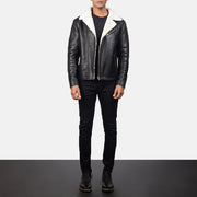 Close-Up Detail of Notch &amp; Zipper Hardware on Men's Alberto White Shearling 블랙 가죽 자켓 남성용