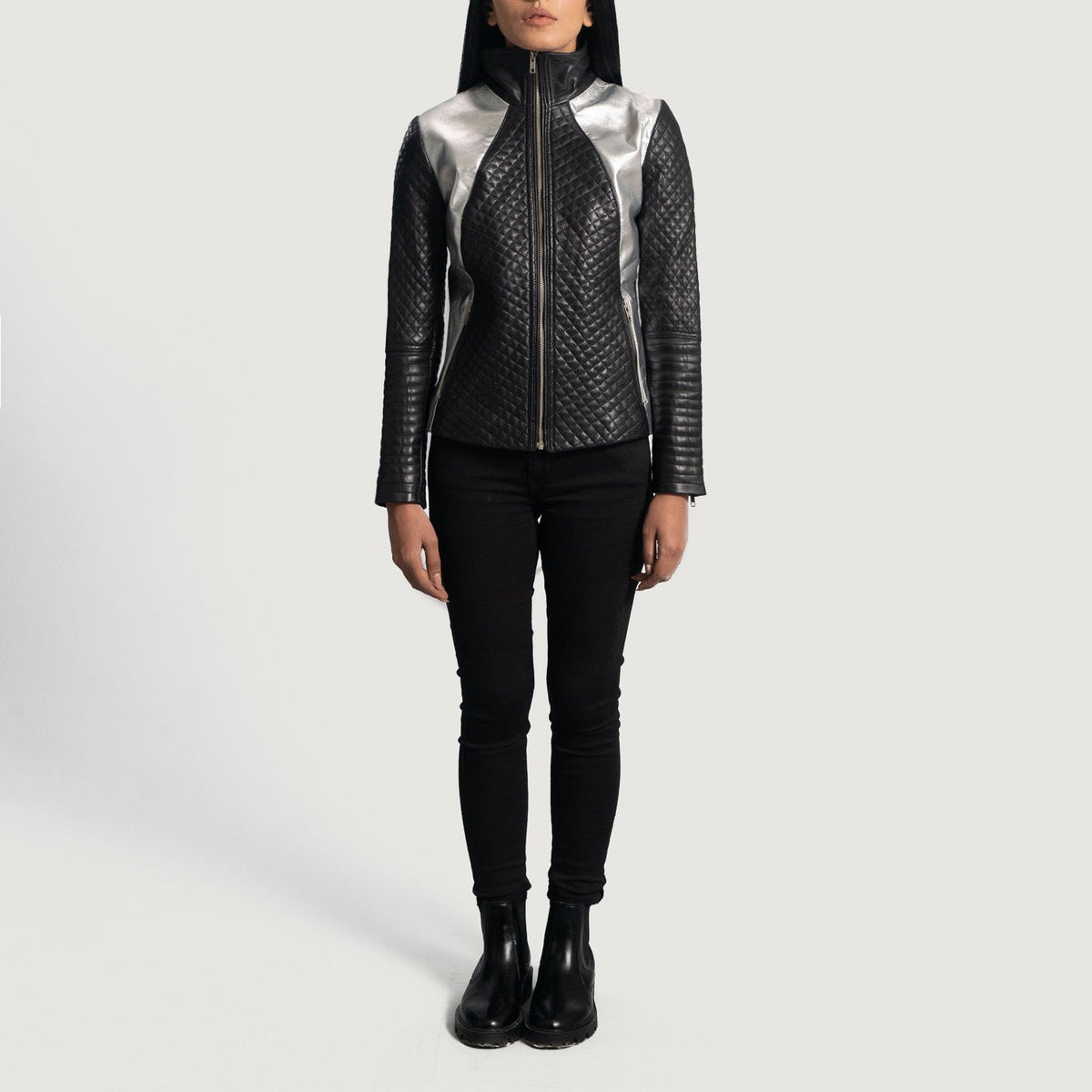 Close-Up Detail of High Neck &amp; Zipper Hardware on Women's Alia Metallic 블랙 가죽 라이더 자켓 여성용
