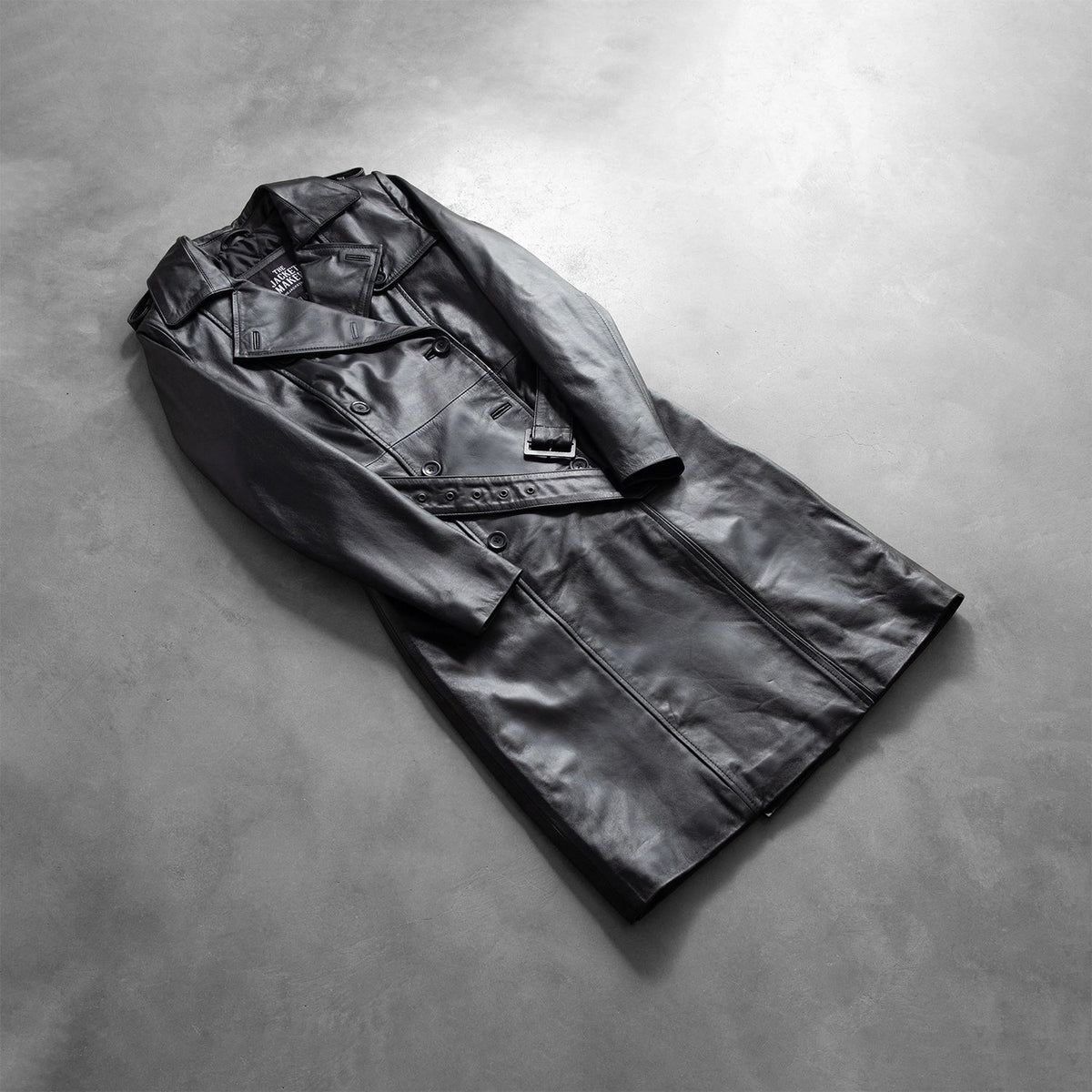 
착용 핏 뷰:  Alice Black Double Breasted Leather Coat 모델 착용 (자연광 드레이프 핏)