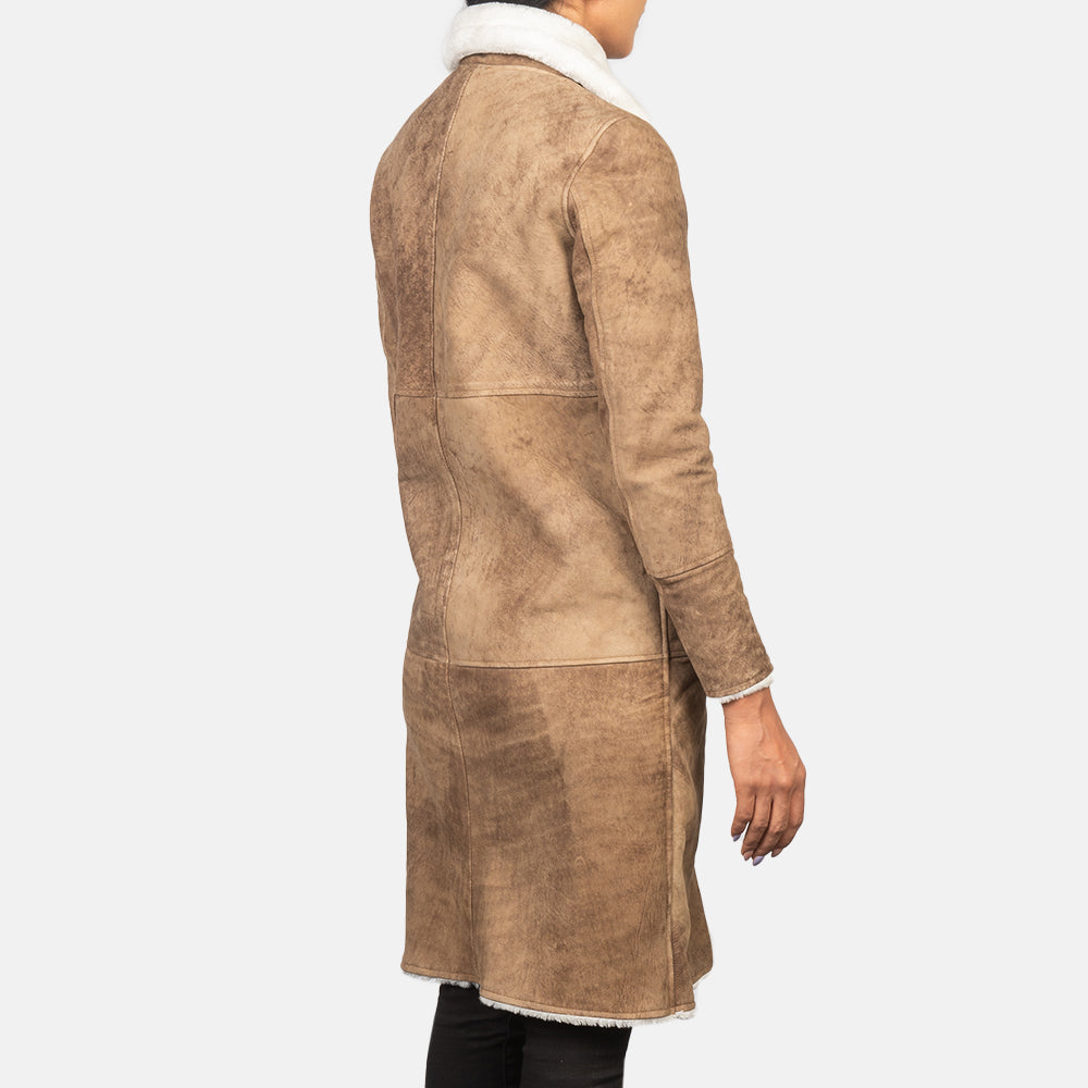Close-Up Detail of Buckled Collar &amp; Button Hardware on Women's Alina Shearling 브라운 가죽 롱 코트 여성용