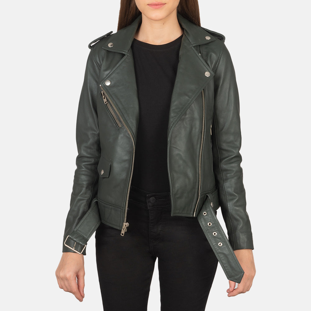 
Alison 그린 가죽 라이더 자켓 여성용 in Green Sheepskin Leather - 정면 스타일 및 테일러드 실루엣 | 공식 온라인 스토어 구매