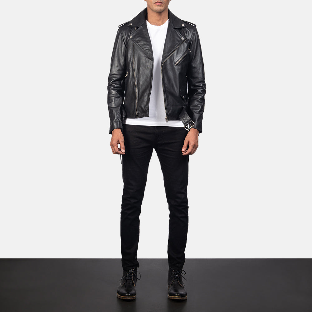 
Allaric Alley Black Leather Biker Jacket - 입체 소매 커팅과 슬림 테이퍼드 핏을 보여주는 측면 뷰
