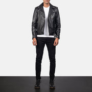 
Allaric Alley Black Leather Biker Jacket - 입체 소매 커팅과 슬림 테이퍼드 핏을 보여주는 측면 뷰