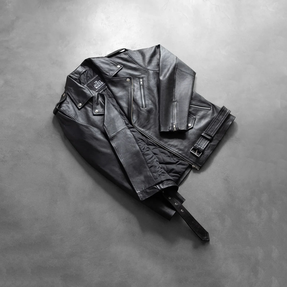 
오픈 헴 밑단과 장인 정신이 깃든 마감 디테일 Allaric Alley Black Leather Biker Jacket