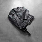 
오픈 헴 밑단과 장인 정신이 깃든 마감 디테일 Allaric Alley Black Leather Biker Jacket