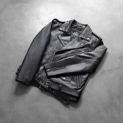 
착용 핏 뷰:  Allaric Alley Black Leather Biker Jacket 모델 착용 (자연광 드레이프 핏)