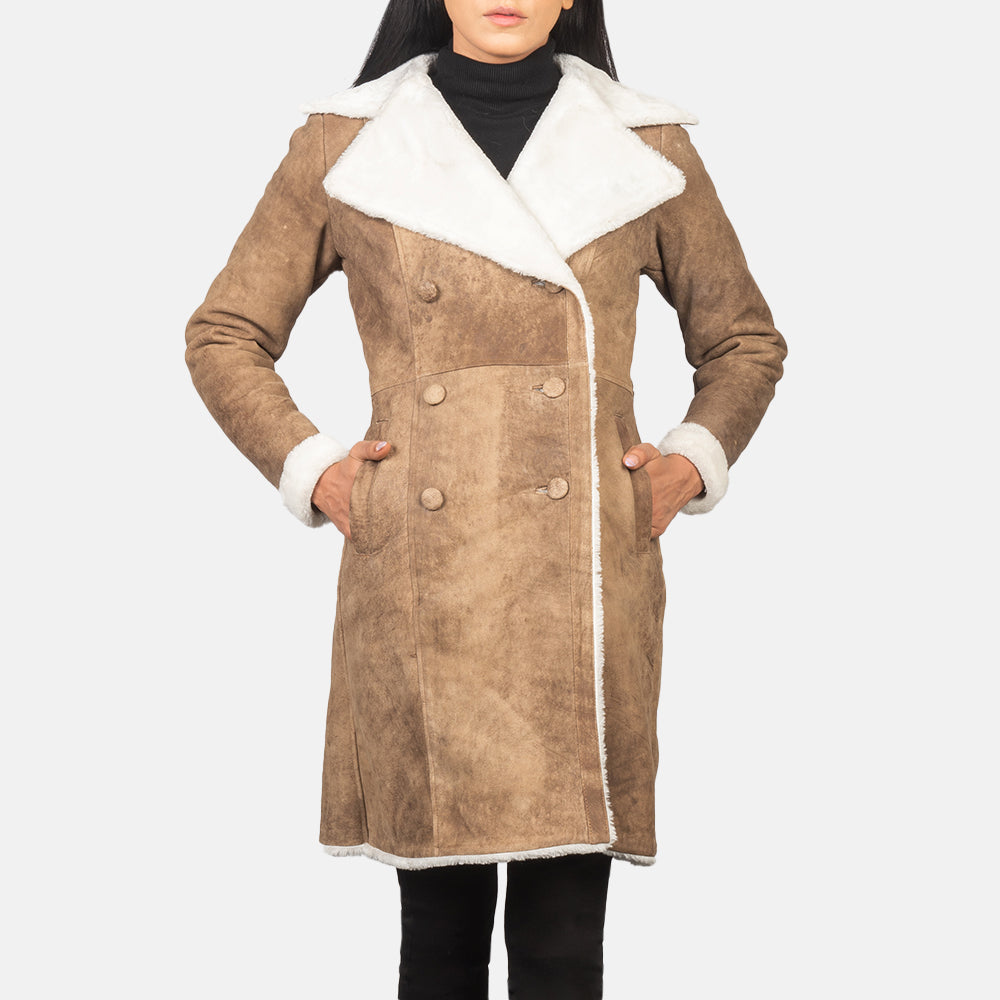
Amie Distressed Brown Double Breasted Shearling Coat - 입체 소매 커팅과 슬림 테이퍼드 핏을 보여주는 측면 뷰
