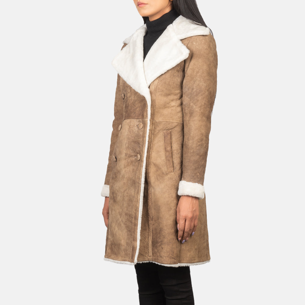 
클로즈업 상세 of Notch & Leather Buttons Hardware on Amie Distressed Brown Double Breasted Shearling Coat