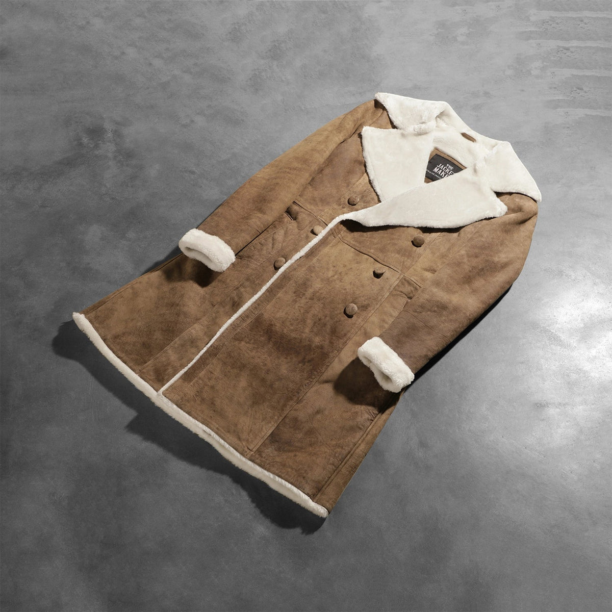 
착용 핏 뷰:  Amie Distressed Brown Double Breasted Shearling Coat 모델 착용 (자연광 드레이프 핏)