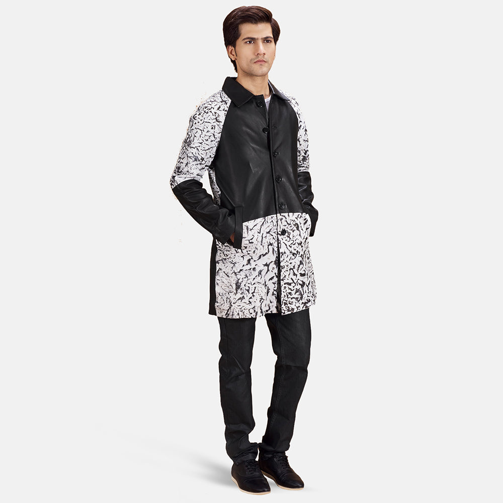 Men's Artistry 블랙 Dye 가죽 롱 코트 남성용 - Lateral Side Profile View Showing Sleeve Cut &amp; Athletic Taper Fit