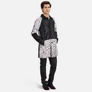 Men's Artistry 블랙 Dye 가죽 롱 코트 남성용 - Lateral Side Profile View Showing Sleeve Cut &amp; Athletic Taper Fit