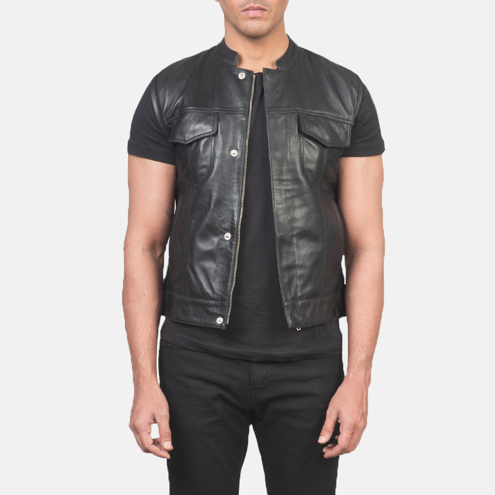 
Atlas Moto 블랙 가죽 조끼 남성용 in Black Sheepskin Leather - 정면 스타일 및 테일러드 실루엣 | 공식 온라인 스토어 구매
