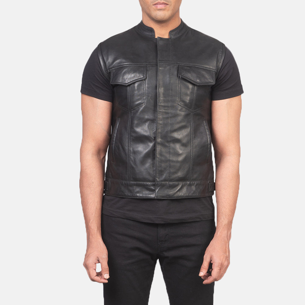 
클로즈업 상세 of Band & Zipper with Button Flap Hardware on Atlas Moto 블랙 가죽 조끼 남성용
