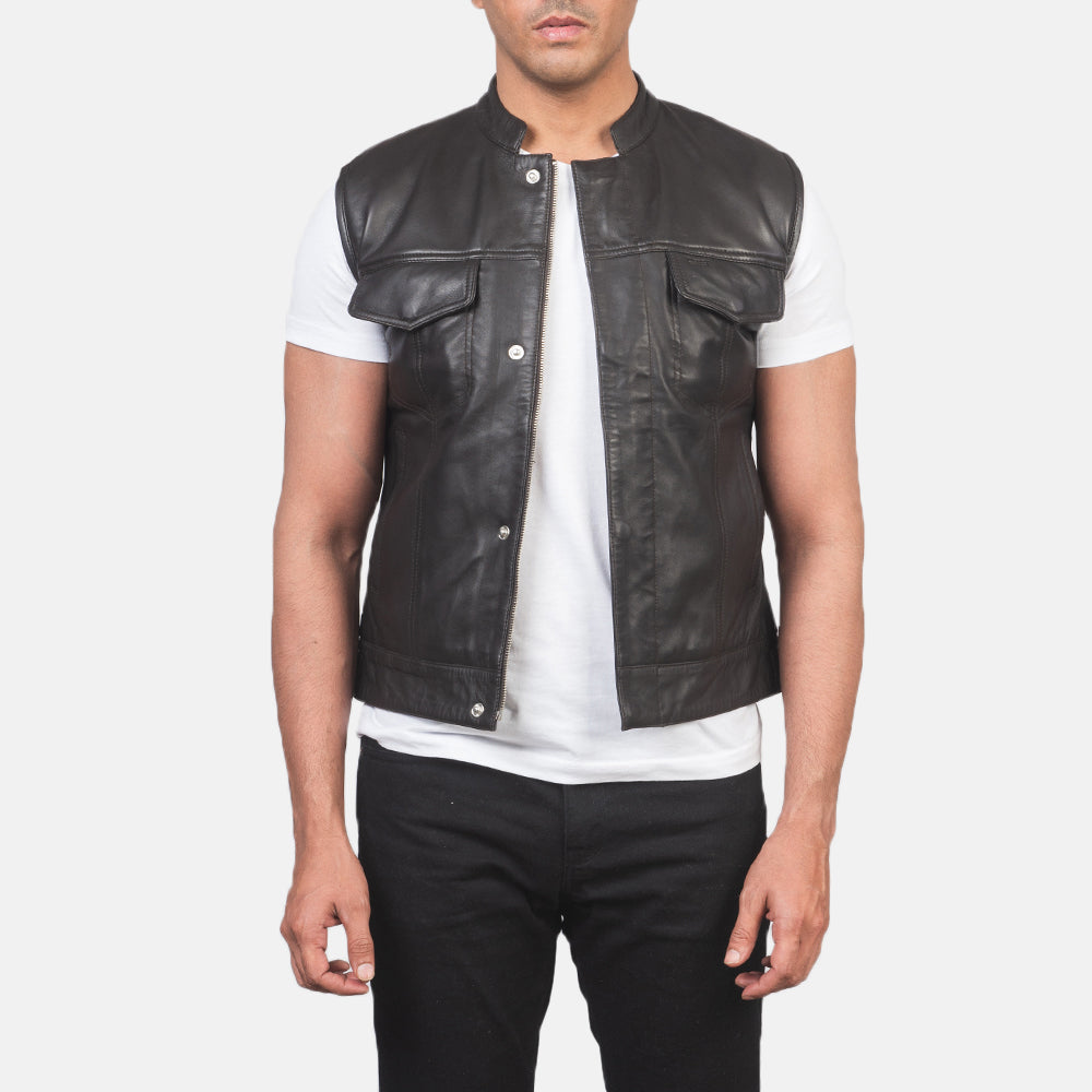 
Atlas Moto 브라운 가죽 조끼 남성용 in Brown Sheepskin Leather - 정면 스타일 및 테일러드 실루엣 | 공식 온라인 스토어 구매