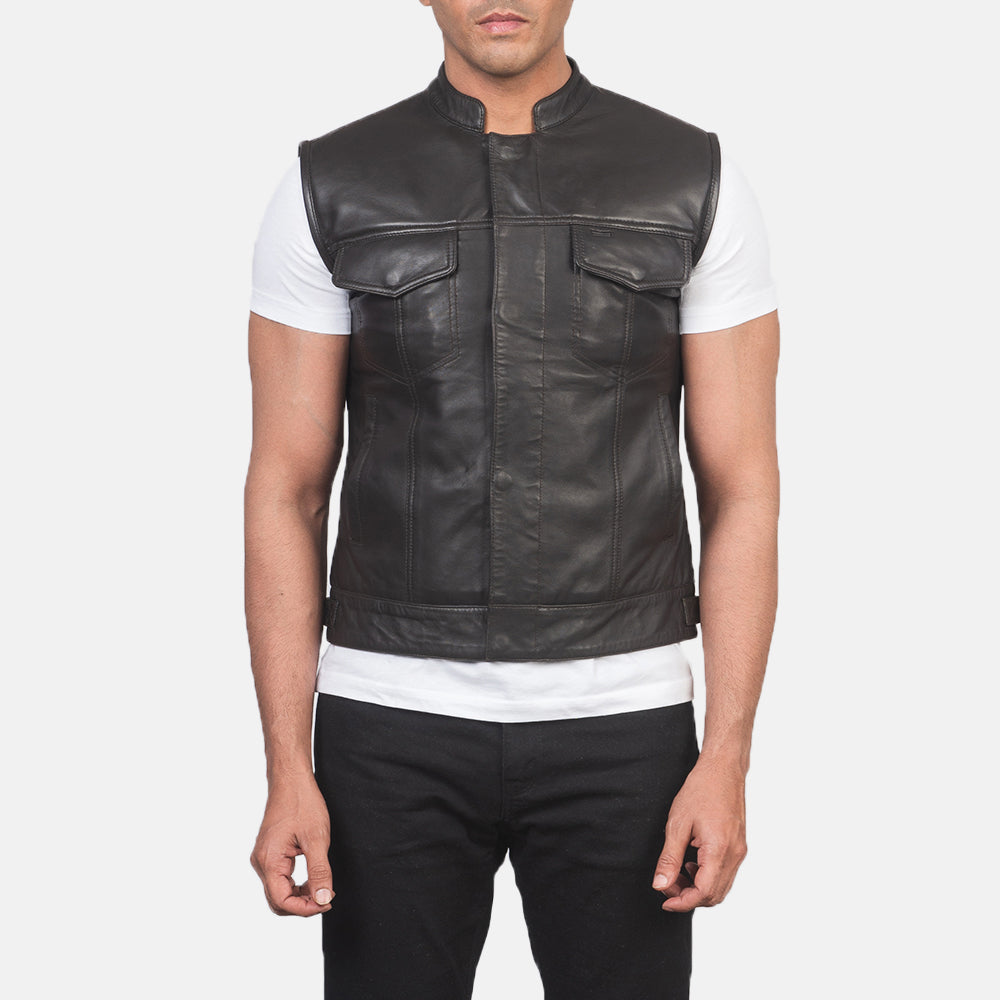 
클로즈업 상세 of Band & Zipper with Button Flap Hardware on Atlas Moto 브라운 가죽 조끼 남성용
