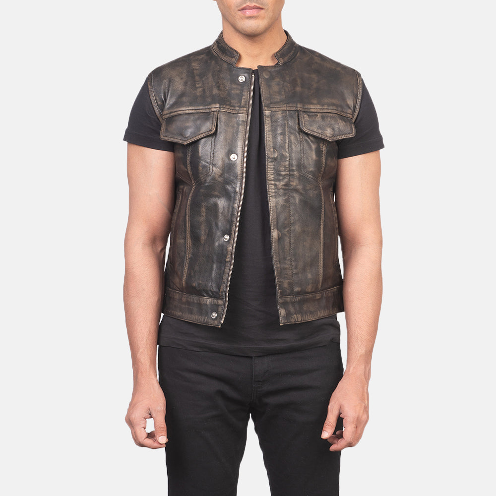 
Atlas Moto Distressed 브라운 가죽 조끼 남성용 in Distressed Brown Sheepskin Leather - 정면 스타일 및 테일러드 실루엣 | 공식 온라인 스토어 구매