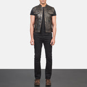 
Atlas Moto Distressed 브라운 가죽 조끼 남성용 - 입체 소매 커팅과 슬림 테이퍼드 핏을 보여주는 측면 뷰